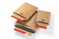 Pochette postale en carton plat et fermeture adhésive