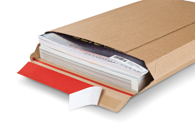 Enveloppe carton blanc compact et fermeture adhésive